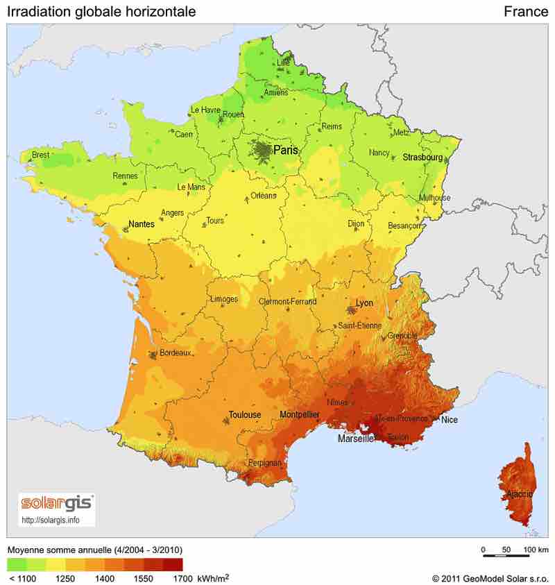 Quantification de l’irradiation<br />
solaire horizontale annuelle en<br />
fonction de la zone géographique<br />
Cela permet de mesurer l’énergie<br />
solaire disponible selon chaque<br />
zone géographique. C’est un<br />
indicateur essentiel pour évaluer<br />
le potentiel de production,<br />
dimensionner correctement une<br />
installation photovoltaïque et<br />
garantir sa rentabilité. En fonction<br />
de la localisation, de l’orientation<br />
et de l’inclinaison des panneaux,<br />
la production peut varier<br />
fortement : une étude précise est<br />
donc indispensable avant toute<br />
installation.