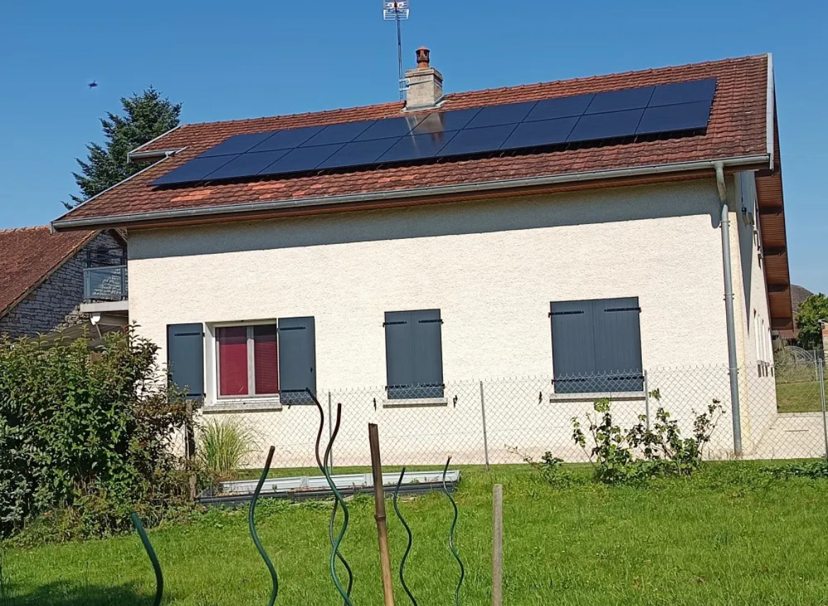 pose de panneaux solaires sur une maison 